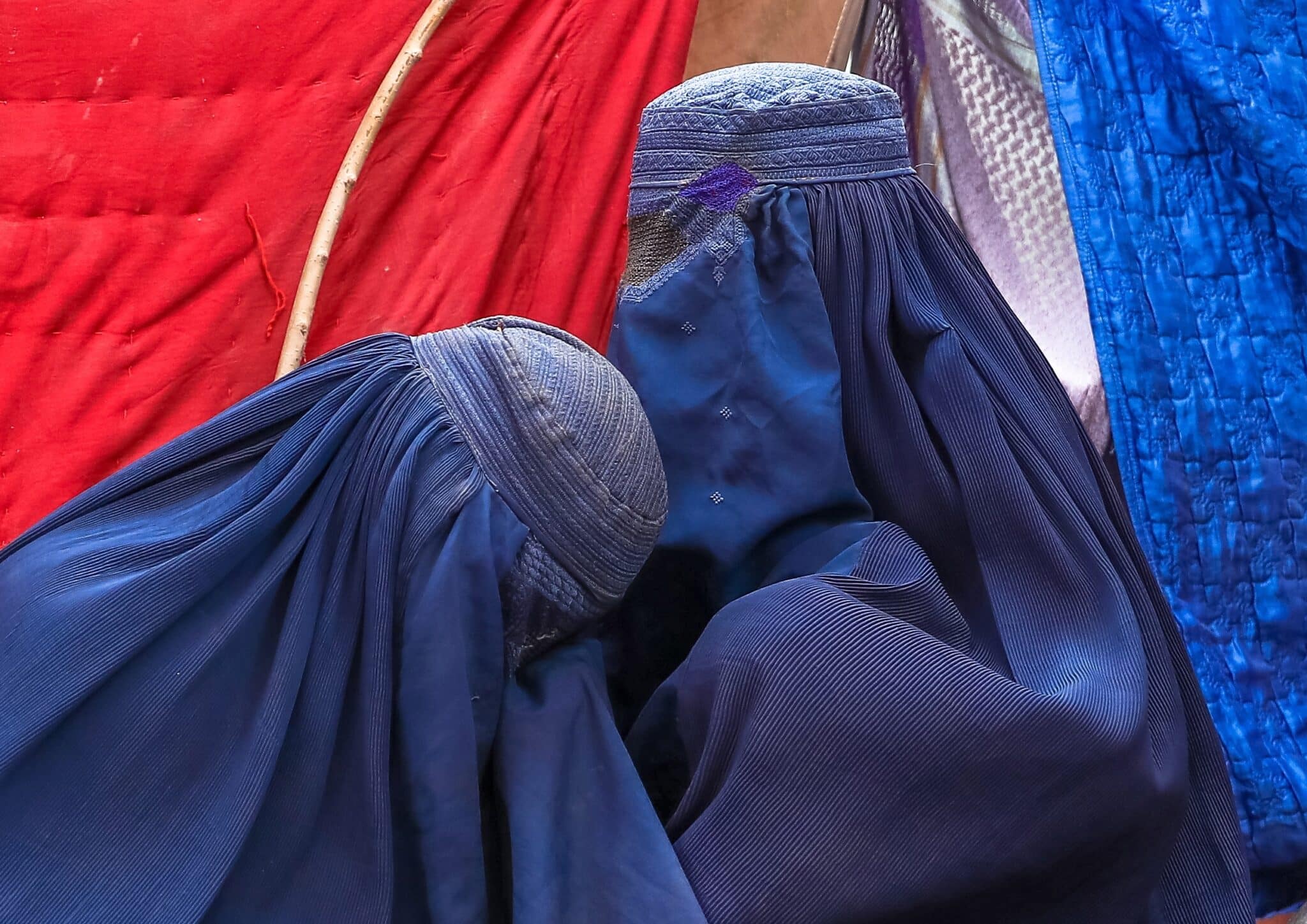 Dos mujeres afganas desplazadas, con burka, en un parque de Kabul.