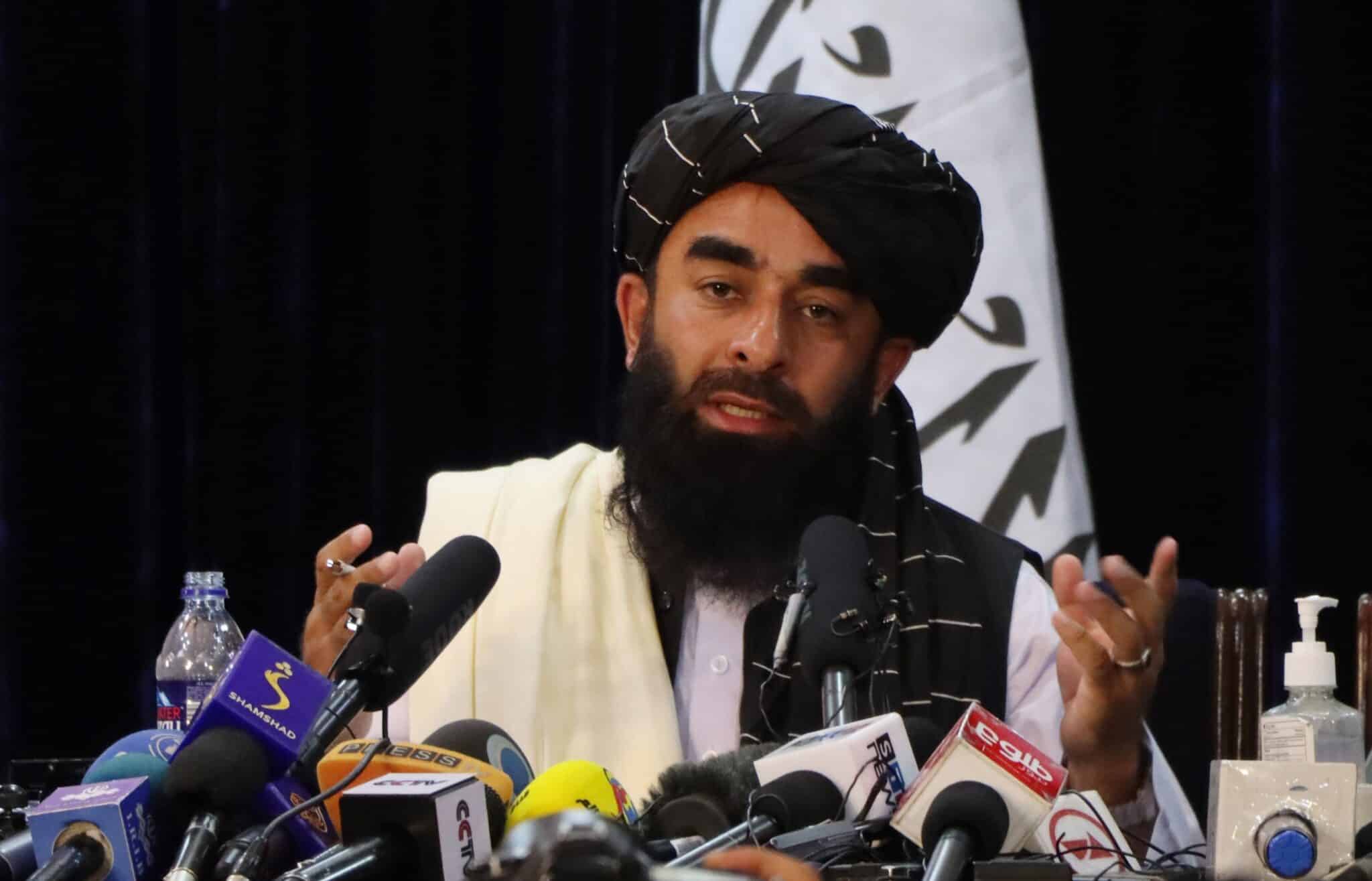 El portavoz talibán Zabihullah Mujahid habla con los periodistas en una rueda de prensa.