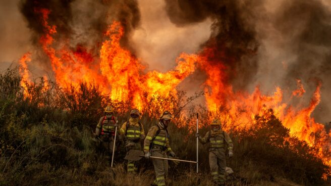 Bomberos forestales realizan labores de extinción en el incendio de Rubiá (Orense).