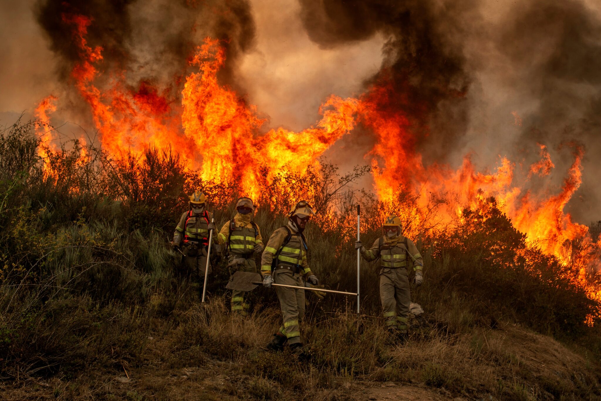 Bomberos forestales realizan labores de extinción en el incendio de Rubiá (Orense).