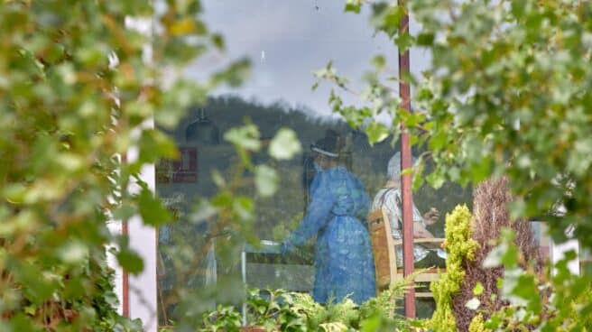 Mueren 7 usuarios de una residencia de Sant Joan les Fonts por brote de covid Una profesional sanitaria realiza su trabajo en la residencia Torreblanca de Sant Joan les Fonts (Girona)