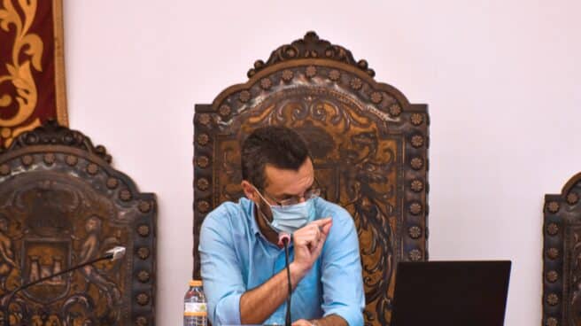 Pleno en La Línea de la Concepción para decidir si traslada su petición de ser declarado como Ciudad Autonómica El alcalde de La Línea de la Concepción, Juan Franco, durante el pleno para aprobar una consulta popular para decidir si el municipio traslada al Gobierno y a las Cortes su petición de ser declarado como Ciudad Autonómica. EFE/ A. Carrasco Ragel