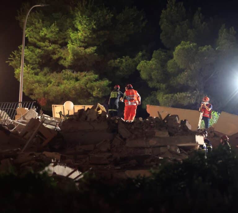 Al menos tres personas atrapadas en el derrumbe de un edificio de tres alturas en Peñíscola