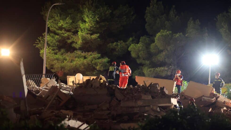 Un edificio de tres alturas se ha derrumbado este miércoles en una urbanización de la localidad castellonense de Peñíscola.