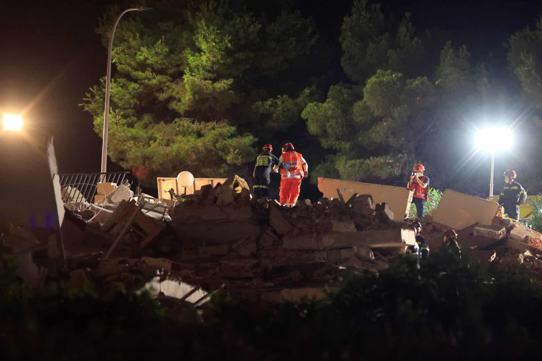 Un edificio de tres alturas se ha derrumbado este miércoles en una urbanización de la localidad castellonense de Peñíscola.