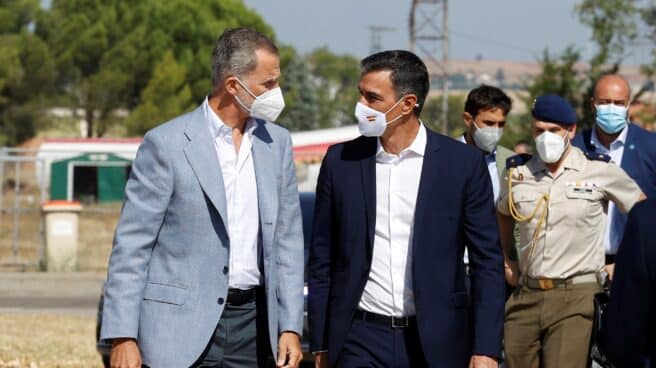 El Rey y Sánchez visitan el centro de acogida en Torrejón.