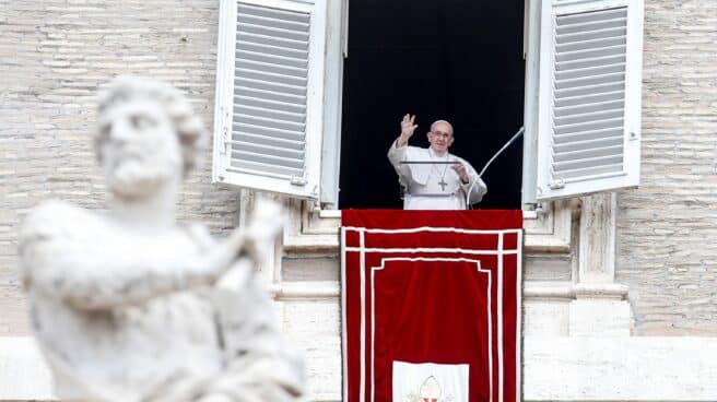 El Papa Francisco recita la oración del Ángelus desde la ventana de su estudio con vistas a la Plaza de San Pedro