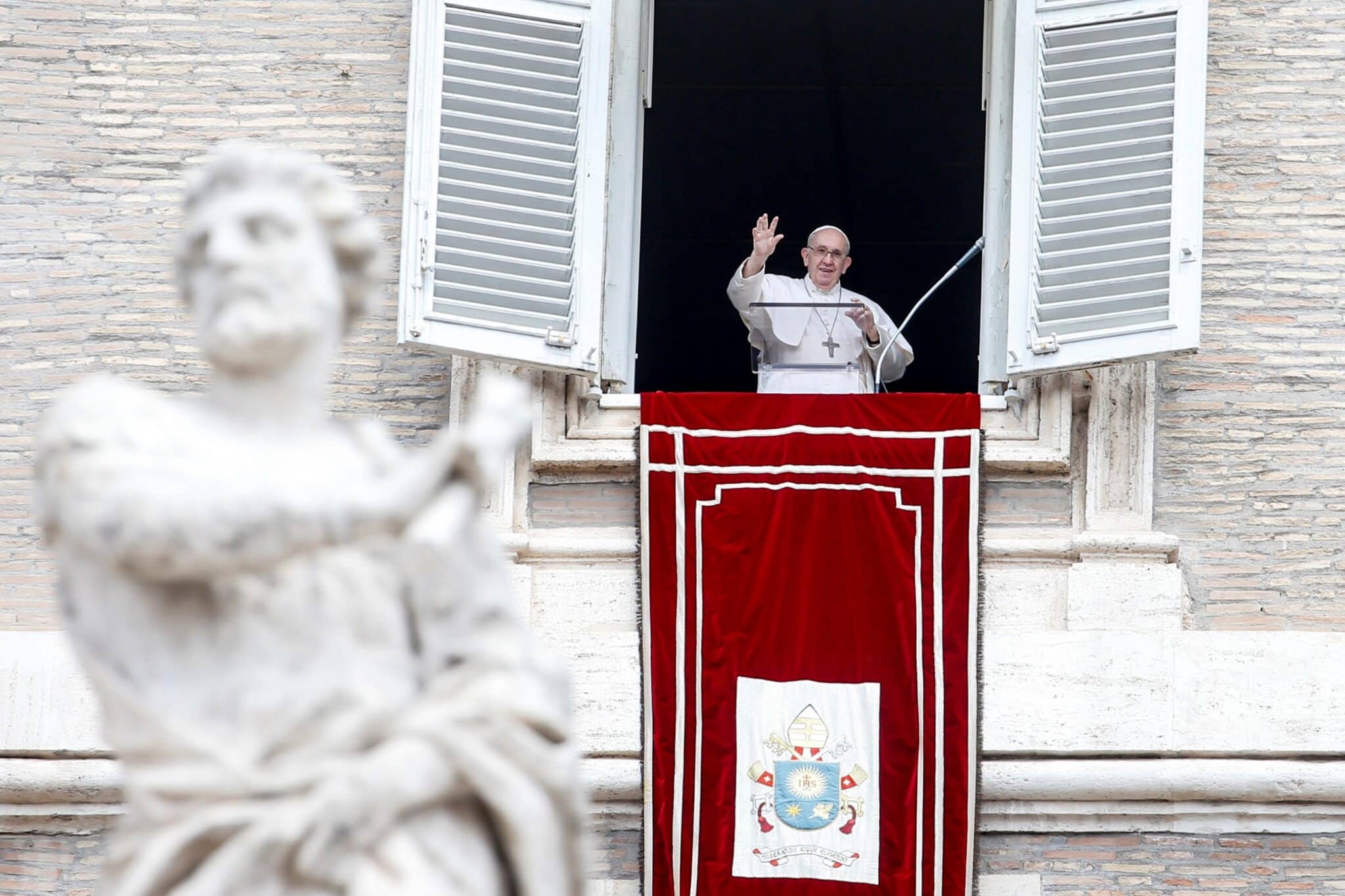 El Papa Francisco recita la oración del Ángelus desde la ventana de su estudio con vistas a la Plaza de San Pedro