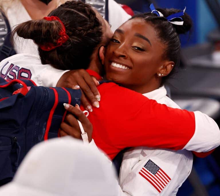 Simone Biles se cuelga el bronce en la final de barra de equilibrio