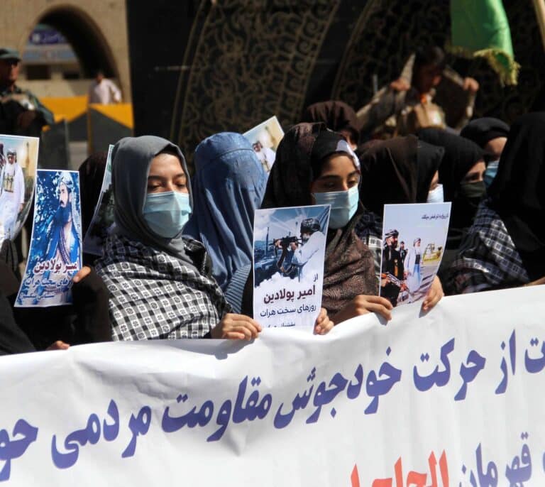 Las mujeres afganas toman las calles de Kabul para reclamar su inclusión en el gobierno talibán