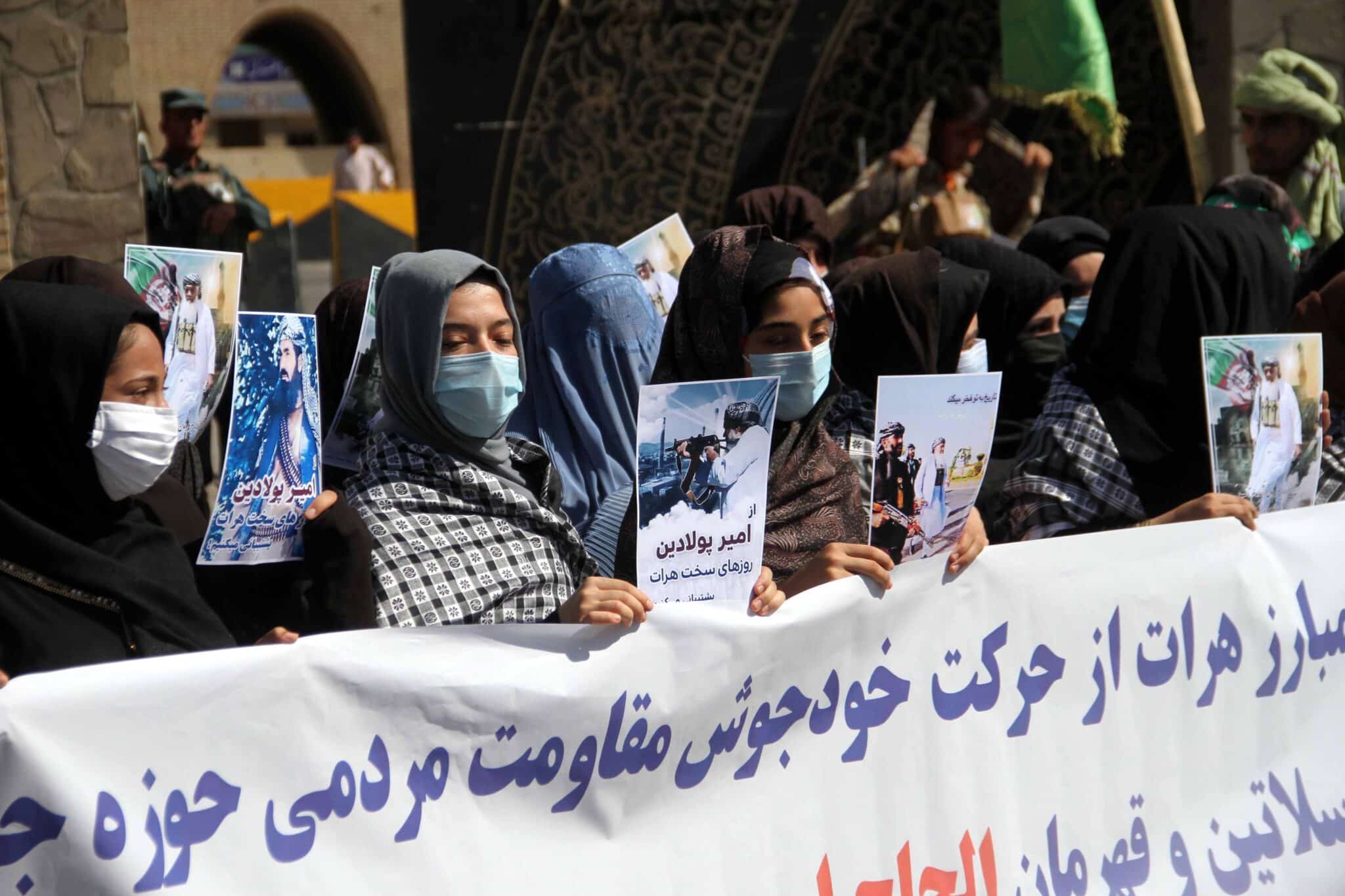 Un grupo de mujeres afganas se manfiesta contra los talibán en Herat