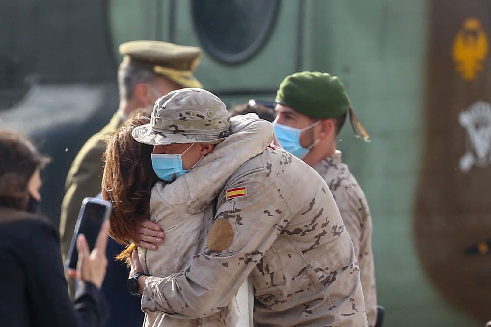 Un soldado abraza a su mujer en un homenaje a los que han servido en Afganistán