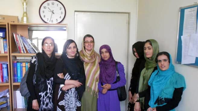 Lida Noori, afgana que ha colaborado con la embajada española, teme por su vida Lida Noori con sus compañeras de departamento de español en la Universidad de Kabul