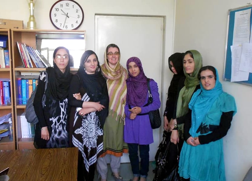 Lida Noori con sus compañeras de departamento de español en la Universidad de Kabul