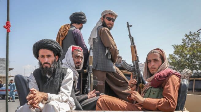 Un grupo de talibanes se pasea armado en un vehículo por Kabul