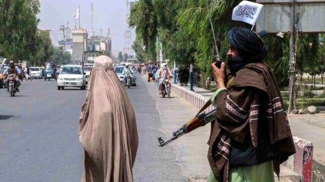 Un talibán vigila una calle en Kandahar