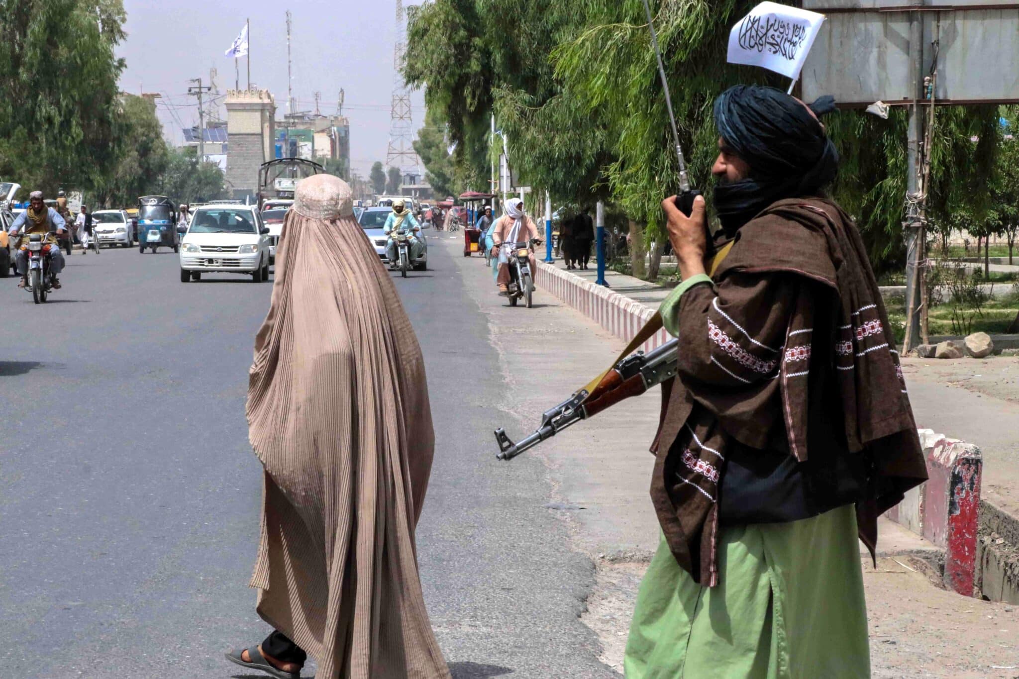 Un talibán vigila una calle en Kandahar