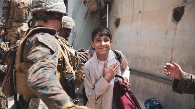 Un niño afgano a punto de salir de Kabul, en la evacuación organizada por EEUU