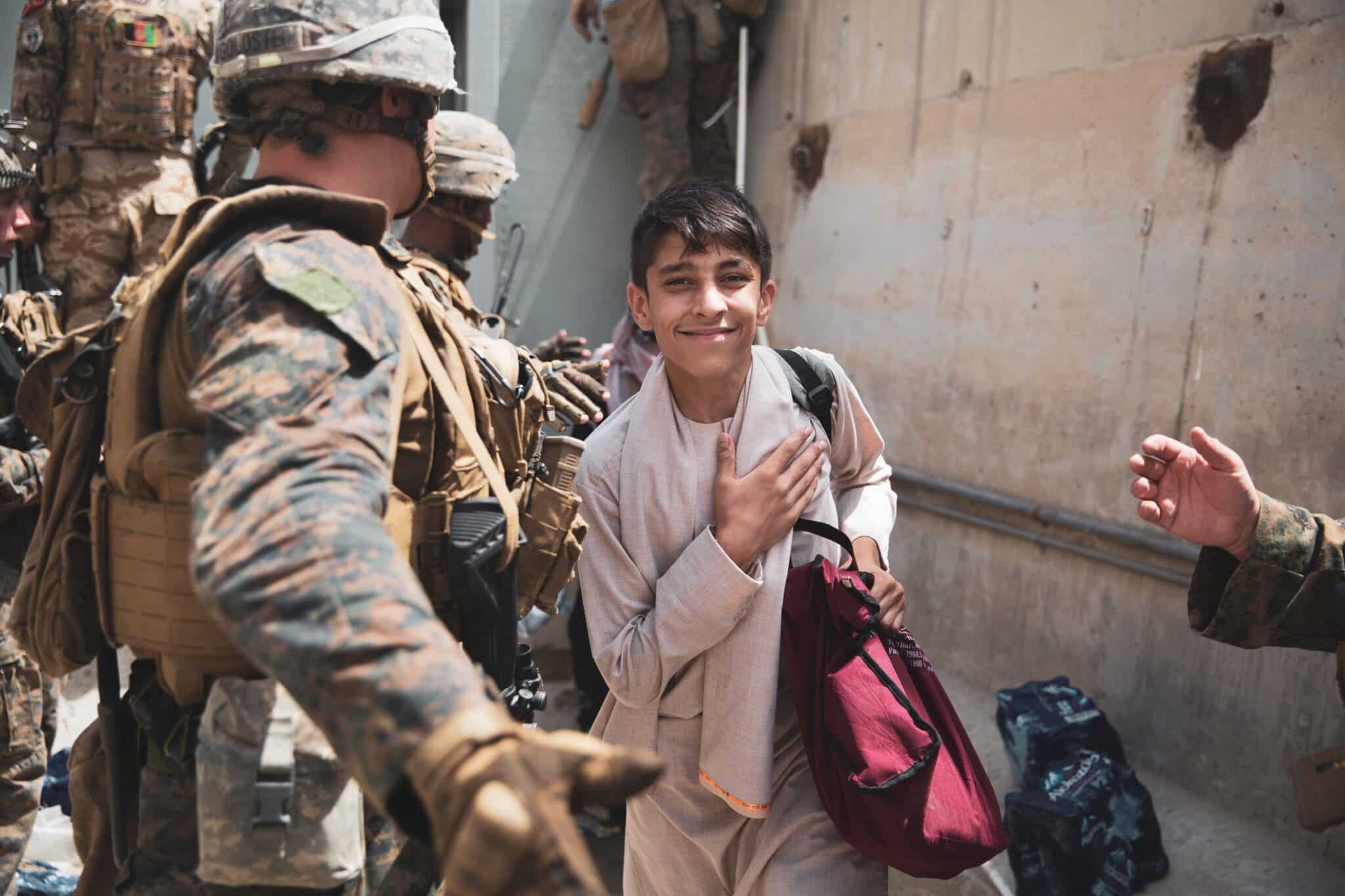Un niño afgano a punto de salir de Kabul, en la evacuación organizada por EEUU