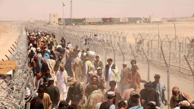 Reabren la frontera entre Afganistán y Pakistán Cientos de personas esperan a cruzar la frontera entre Afganistán y Pakistán