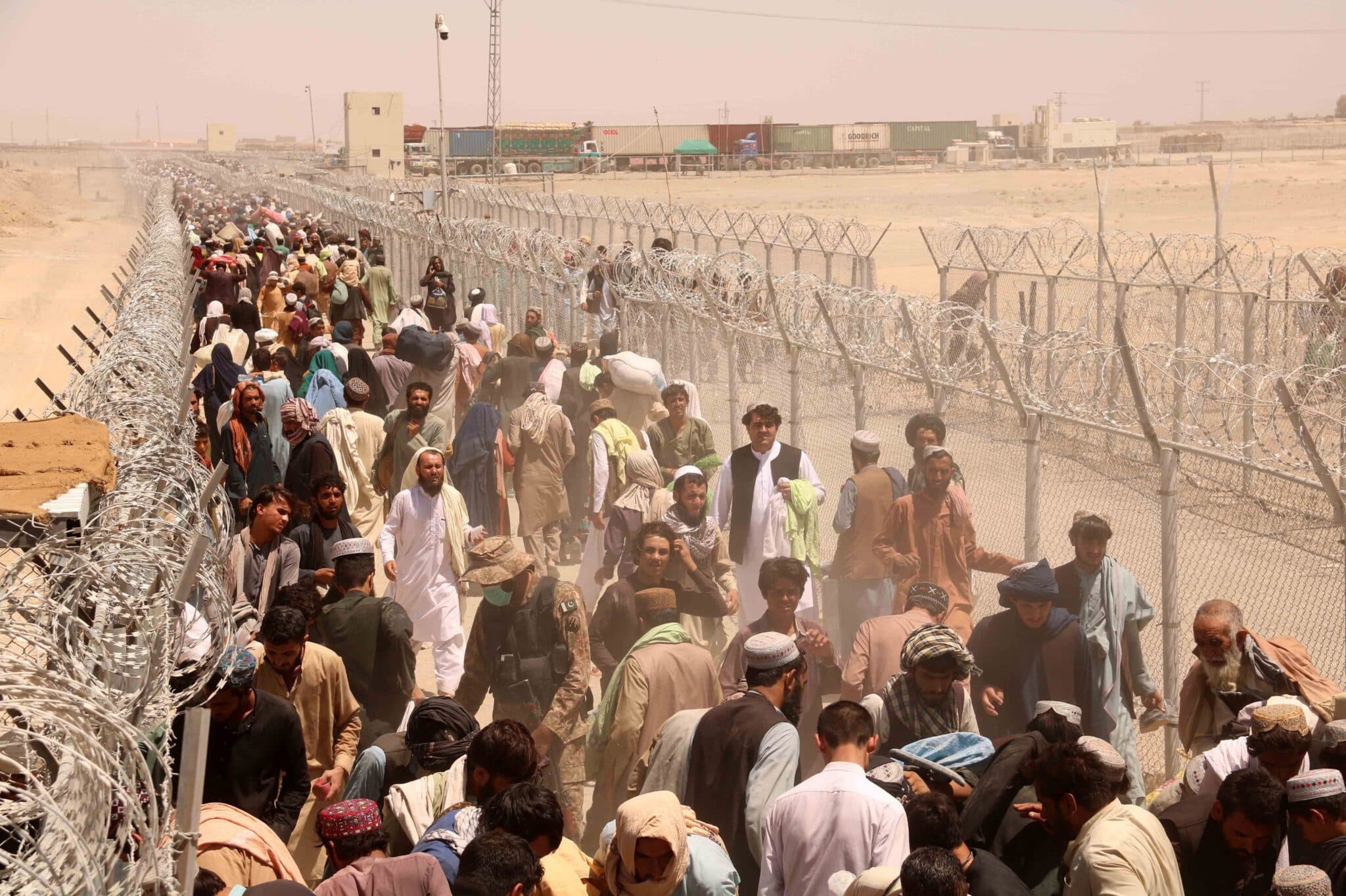Cientos de personas esperan a cruzar la frontera entre Afganistán y Pakistán