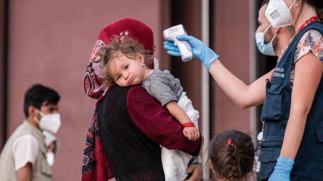 Una madre y sus niños a su llegada a Madrid