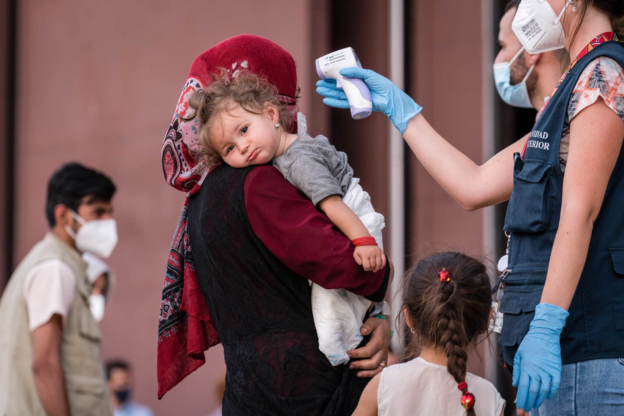 Una madre y sus niños a su llegada a Madrid
