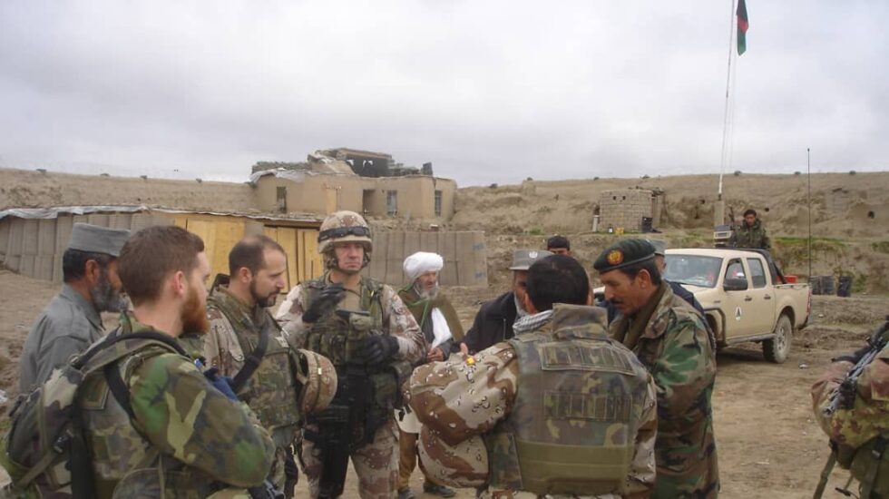 Varios miembros del Ejército español, asistidos por Fawad Ahmad, en Bala Murghab, en 2012