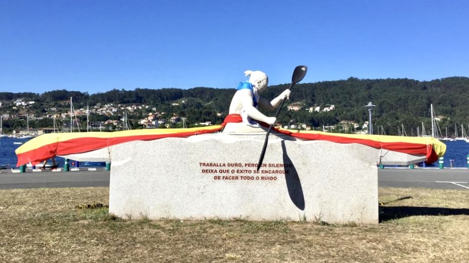 Escultura en homenaje a Teresa Portela en el puerto de Aldán