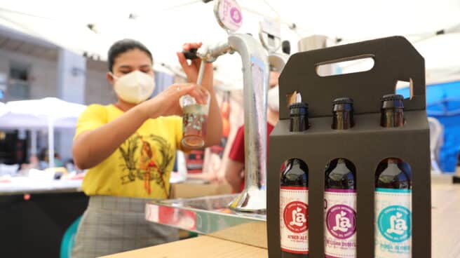 Una camarera sirve un tubo de cerveza, en las instalaciones del Leganés Beer Festival,