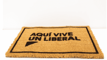 De felpudos a preservativos "de regalo": el 'merchandising' político, una vía de ingresos en peligro de extinción