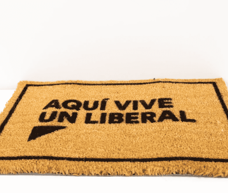 De felpudos a preservativos "de regalo": el 'merchandising' político, una vía de ingresos en peligro de extinción