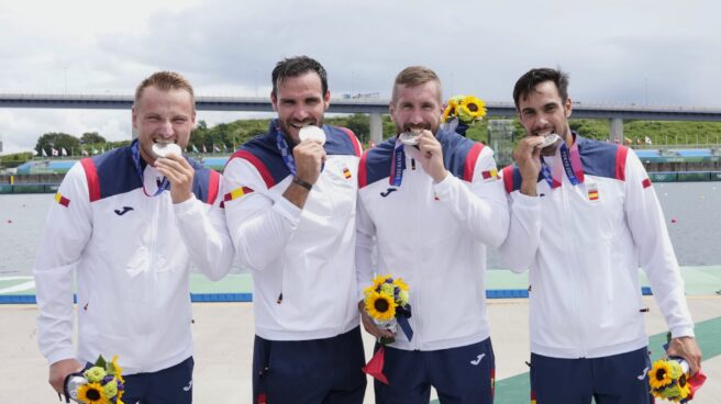 Saúl Craviotto, Marcus Cooper, Carlos Arévalo y Rodrigo Germade, tras terminar segundos en el K4-500 en Tokio 2020