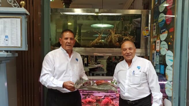 Dos de los dueños del Cunini, Pedro Oblaré (izq.) y Aparicio Heredia, en la puerta del restaurante granadino.