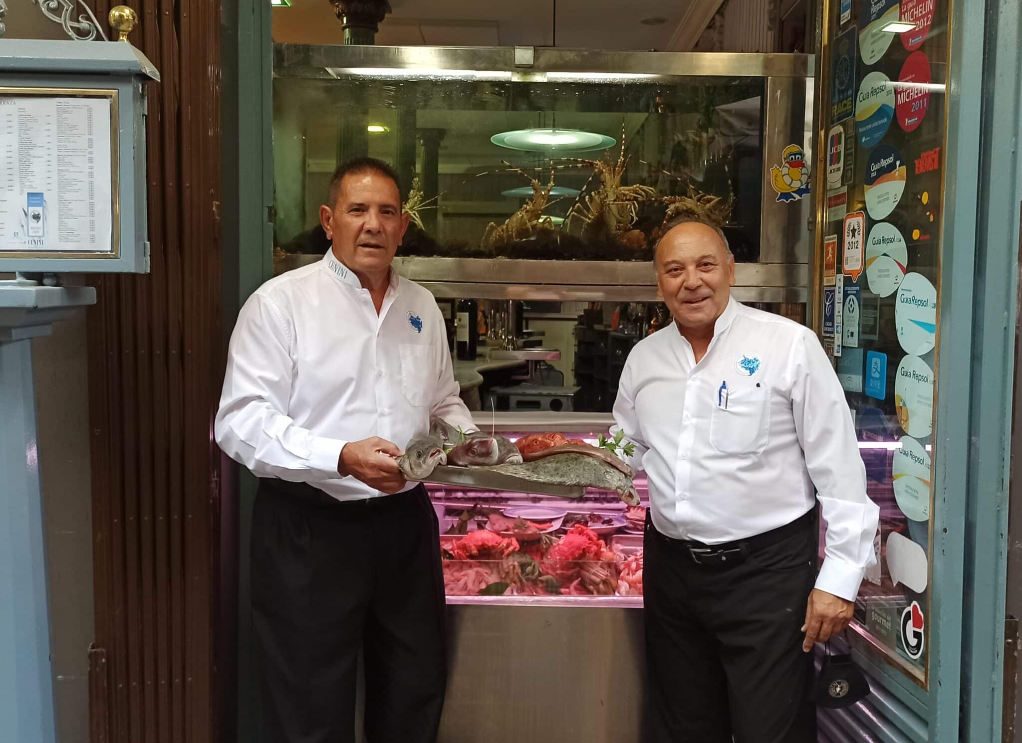 Dos de los dueños del Cunini, Pedro Oblaré (izq.) y Aparicio Heredia, en la puerta del restaurante granadino.