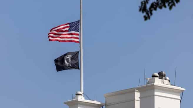 Una bandera a media asta en la Casa Blanca en recuerdo a las víctimas de Kabul. Una bandera de EEUU a media asta en la Casa Blanca