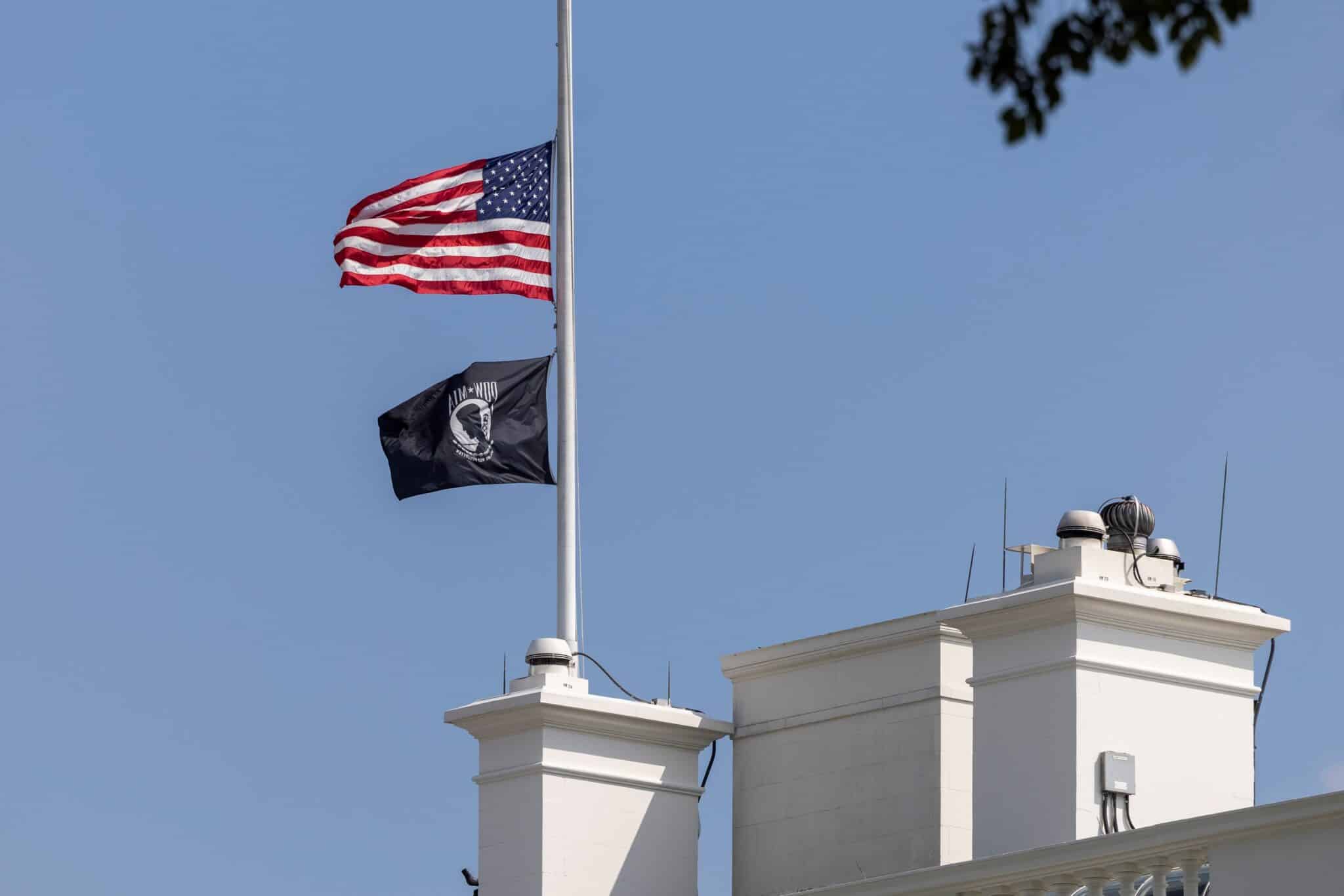 Una bandera de EEUU a media asta en la Casa Blanca