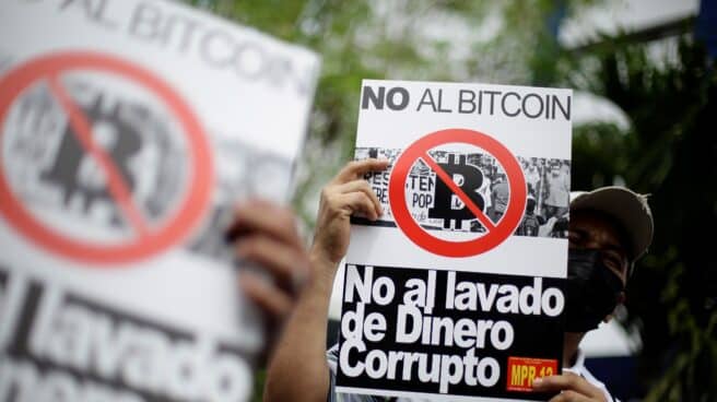 El patrón dólar y el bitcóin Varios salvadoreños se manifiestan contra la implantación del bitcóin