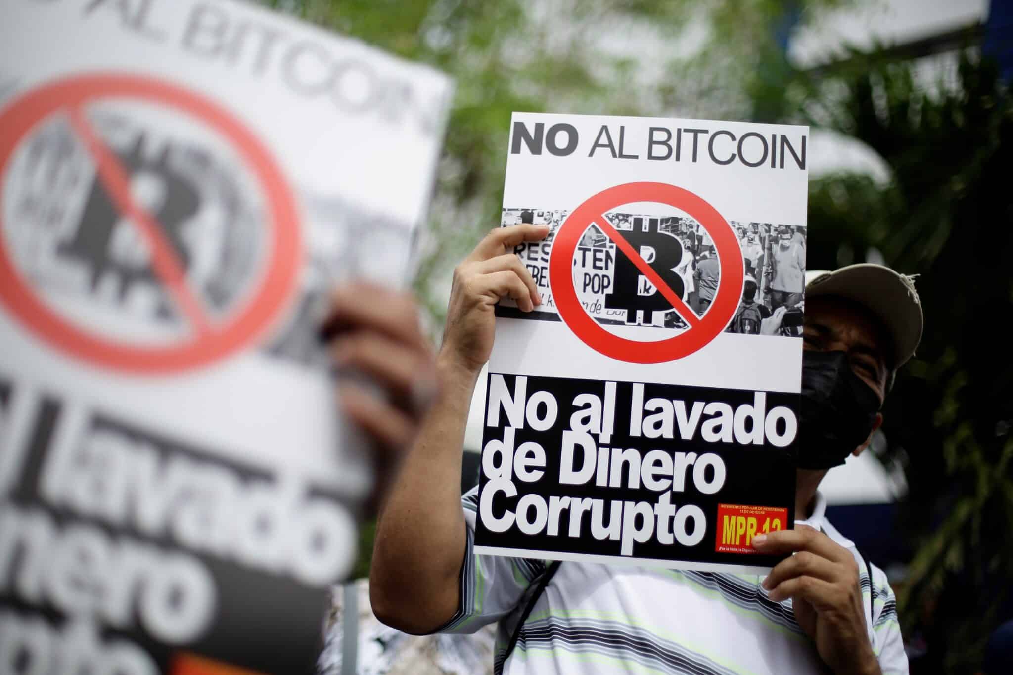 Varios salvadoreños se manifiestan contra la implantación del bitcóin