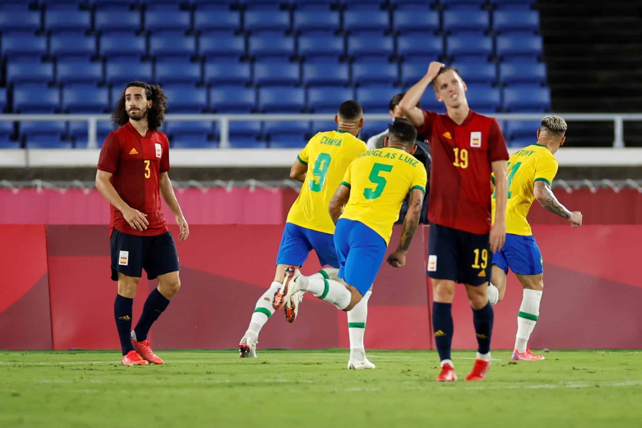 Los jugadores de Brasil celebran el gol de Cunha en la final de los Juegos Olímpicos de Tokio
