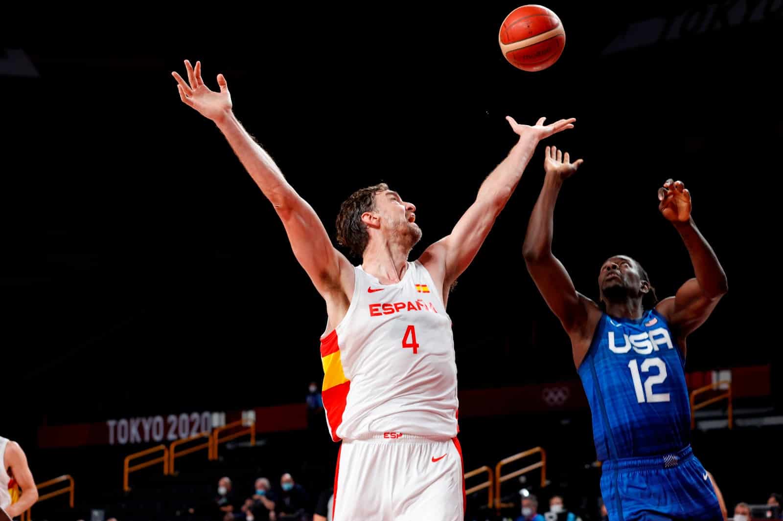 Pau Gasol pelea un rebote con Jrue Holiday en los cuartos de final de los Juegos Olímpicos de Tokio