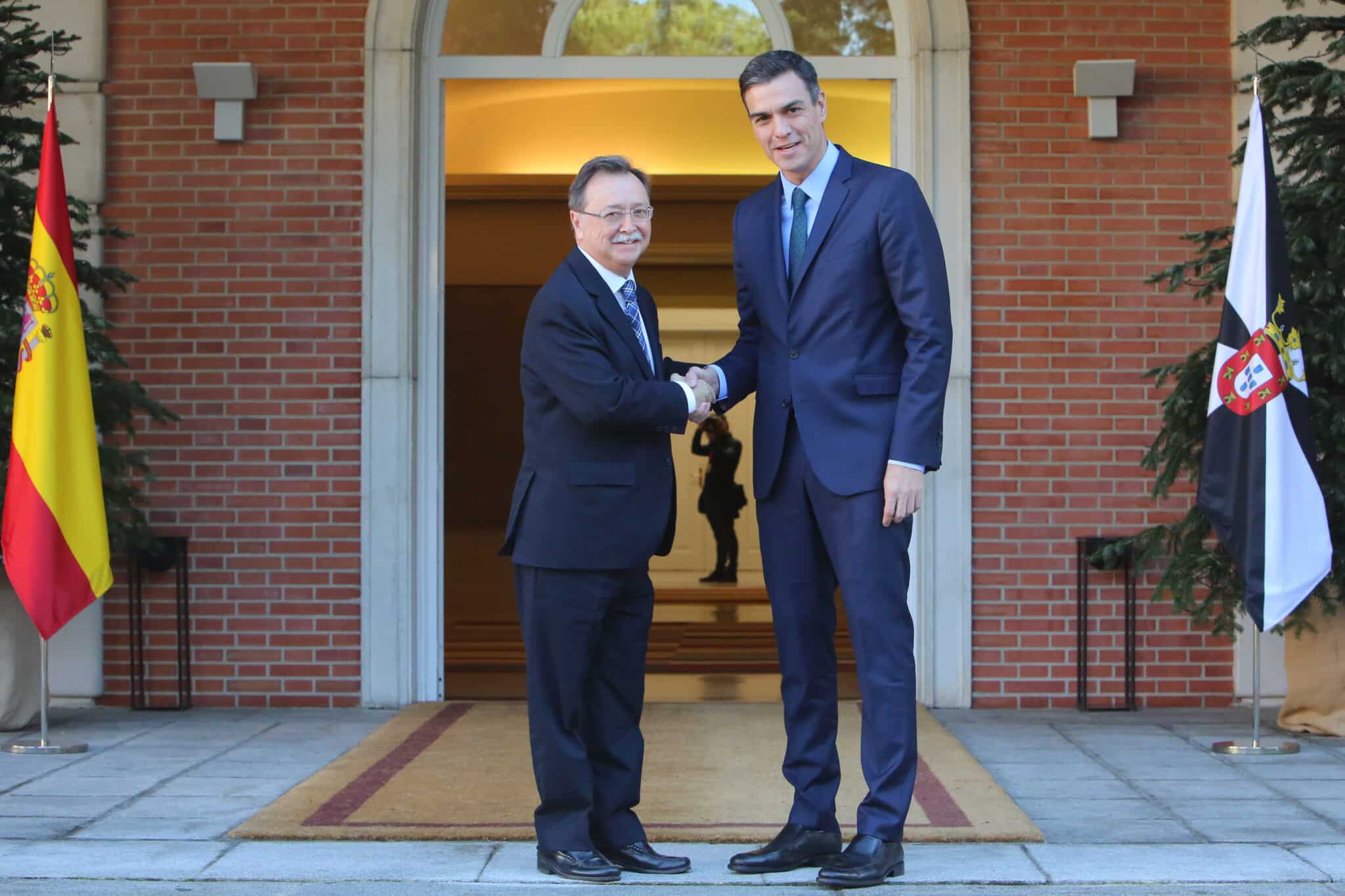 El presidente del Gobierno, Pedro Sánchez, recibe, en el palacio de la Moncloa, al presidente de Ceuta, Juan Jesús Vivas en 2018.