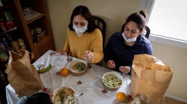 Madrid elimina la lista de espera en el servicio de comida a domicilio para personas mayores