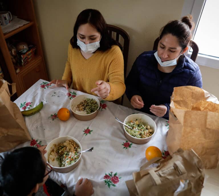 Madrid elimina la lista de espera en el servicio de comida a domicilio para personas mayores