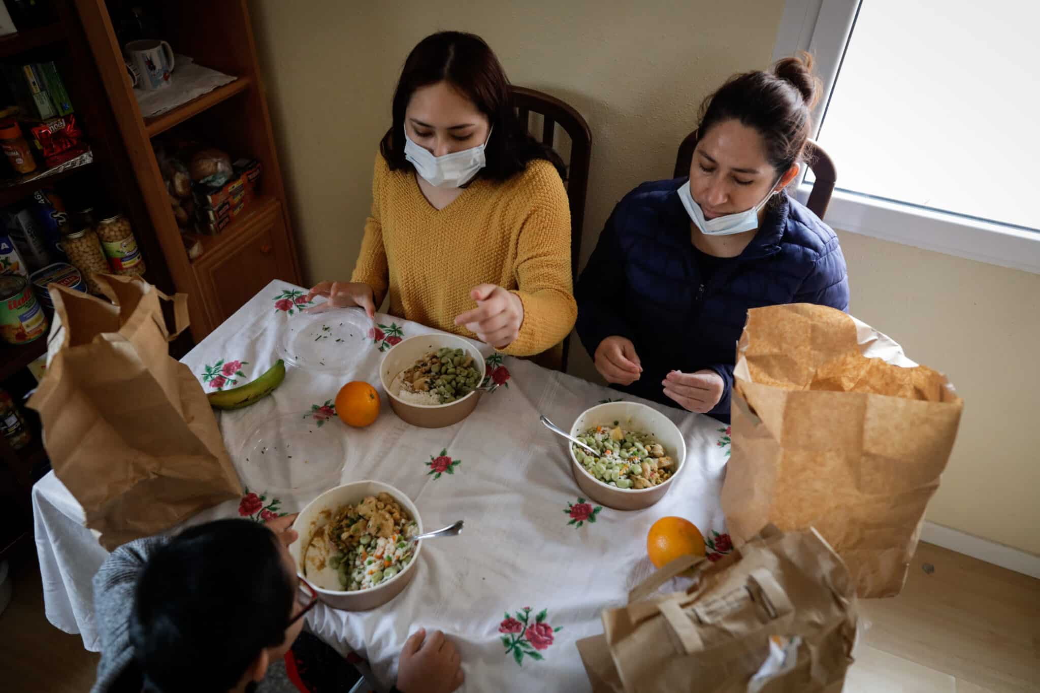 Madrid elimina la lista de espera en el servicio de comida a domicilio para personas mayores