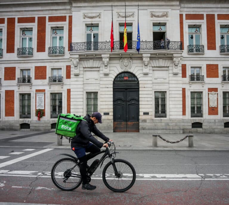 Preparan una demanda colectiva contra Uber Eats por "despidos" y "cesión ilegal" a subcontratas