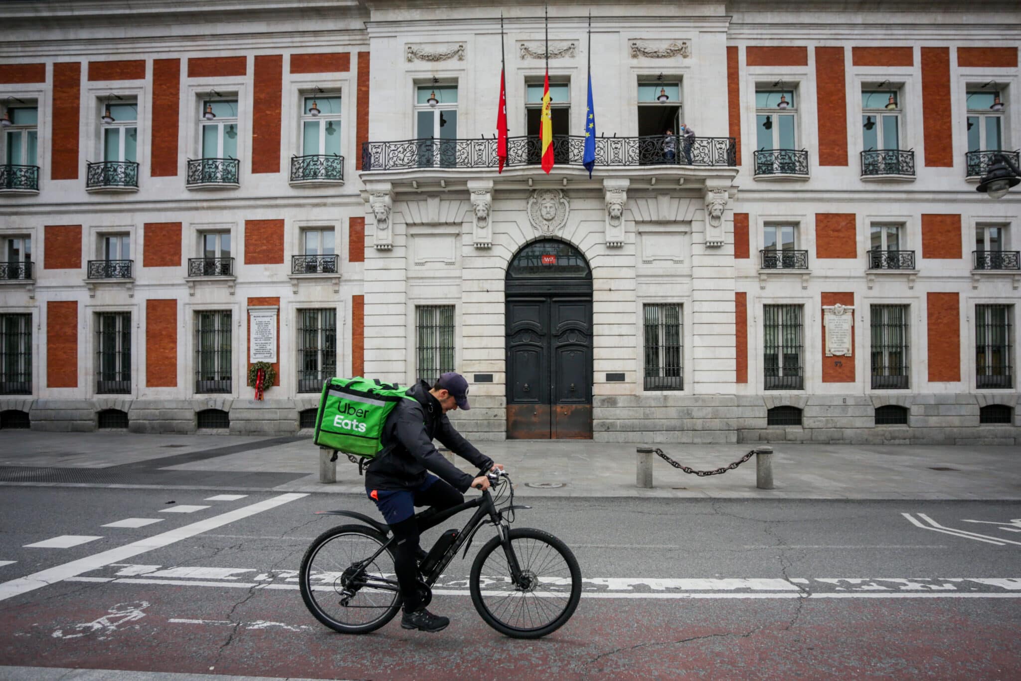 Preparan una demanda colectiva contra Uber Eats por "despidos" y "cesión ilegal" a subcontratas