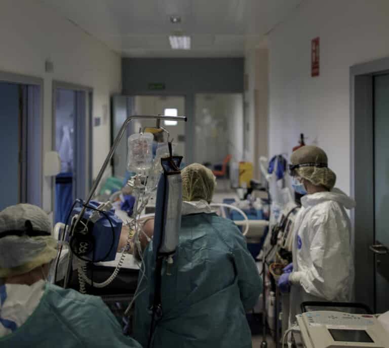 La presión en las UCI obliga a suspender la cirugía no urgente en Cantabria