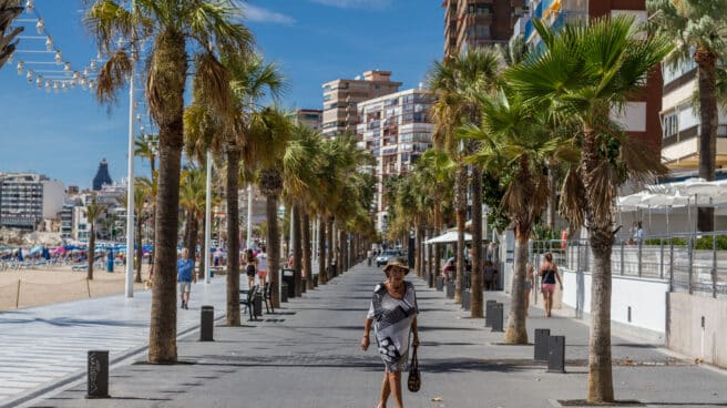 Una mujer pasea por el paseo marítimo de Benidorm. Una mujer pasea por el paseo marítimo de Benidorm.