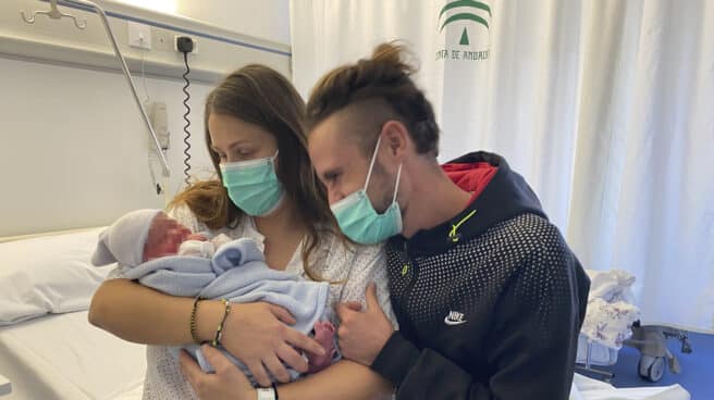 bebes-pandemia Familia que acaba de tener un niño y se benefician del cheque bebé
